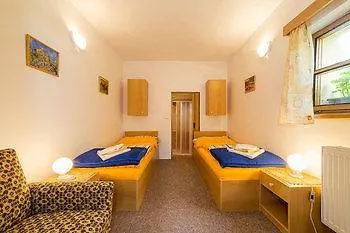 בית הארחה Jana